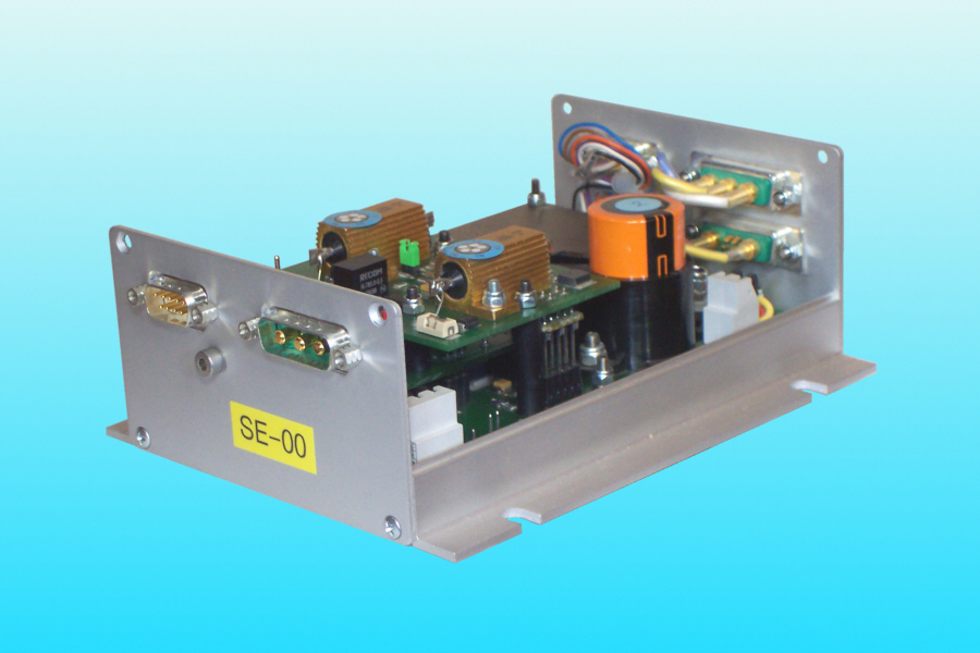 Blick auf die Bord-Stecker: Stellantriebs-Elektronik für Flugsteuerung (LAPAZ)